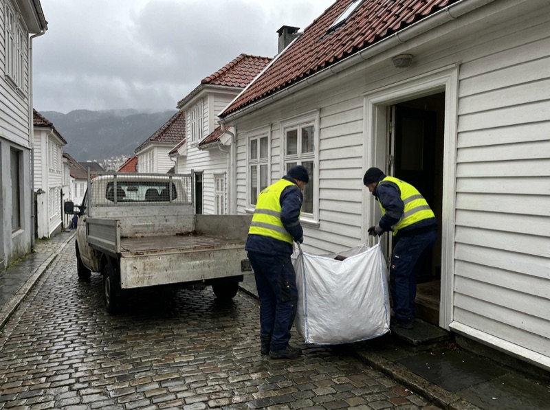Henting av avfallssekker fra bolig i Bergen